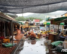[르포]쑥대밭 '화개장터' 영호남 주민들 수해복구 구슬땀