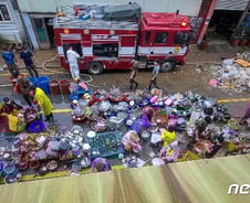 [르포] "80 평생 이런 물난리는 처음…몸뚱이만 겨우 빠져 나와"
