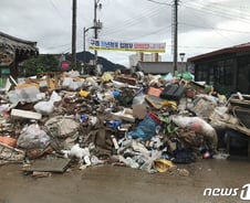 [르포]구례 5일시장 복구 사흘째…수마 흔적은 조금씩 씻어냈지만