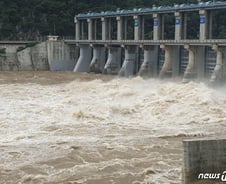 [르포]의암댐사고 일주일…"아직도 댐에선 집채라도 삼킬 물줄기"