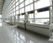 직격탄 맞은 여행업…'모두'가 살까, '하나'만 살까