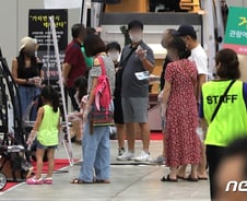[르포] '코로나 위기 속 열린 전시장' 사회적 거리두기는 '글쎄'  