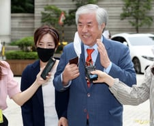 [단독] 전광훈 목사, 민간병원서 양성→공공의료원 이송 완료