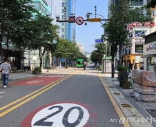 신촌·명동 점심시간에도 텅텅…상인들 "이젠 의욕도 없다"[르포]