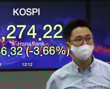 코스피·코스닥 3%대 급락…"투매 대신 지켜볼 때"