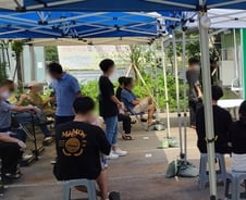 [르포] 검사 받으려다 코로나 걸리겠다…모여 앉은 검사대상자