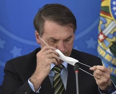 ‘거리두기’ 강조하던 장관 자른 브라질…확진자 세계2위