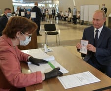 검증도 없이 코로나 백신 세계 첫 등록…종신집권 위한 푸틴의 욕심