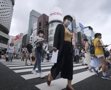 아베도 포기했는데 2인자의 폭주…日 확진자 폭발 불렀다