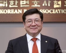 [단독]'횡령 의혹' 벗어난 이찬희 변협회장…검찰, 무혐의 종결