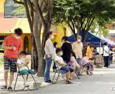 [르포]"코피 날까요?" 방호복 앞 겁먹은 아이들…"혹시나" 속타는 학부모