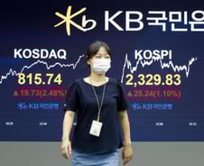 코로나19 확진자 수에 울고 웃는 증시…"보수적 접근 필요"