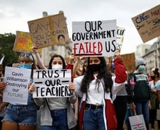 코로나발 AI로 성적평가한 英…경악한 학생들 “내성적 아니다”