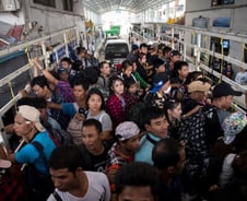 “한 방에 수십명씩 격리”…코로나에 드러난 세계 민낯