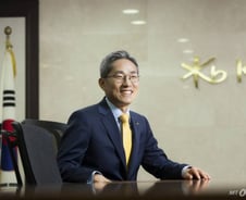 윤종규 vs 노조, 뿌리깊은 감정의 골