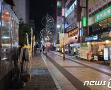 [르포]'9시 종이 울리고' 주점 문닫히니…업주는 '한숨', 편의점 앞은 '북적'