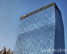 SKT, 5년만의 자사주 매입에 중간지주사 전환 기대 '솔솔'