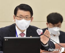 3연임에 제동? 당국은 '의도적 무관심'