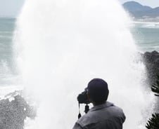 [르포]덮치고 솟구치고…아파트 3층 높이 파도에 제주 '파르르'