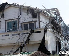 [르포]태풍에 지붕 뚫은 쇠파이프…해안도로엔 온갖 쓰레기