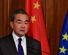 "망신살 뻗쳐" 으름장 놓으려던 中왕이가 유럽서 겪은 일