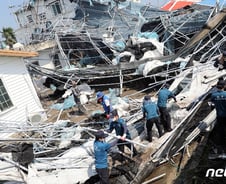 [르포] "주택 6채 덮친 철골 치우지도 못했는데 태풍 또 온다니…"