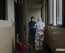 [르포] "하루 5~6번 방역복 갈아입고 땀범벅…욕먹고 쫓겨나기 일쑤"