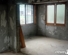 [르포]눅눅한 방에서 쪽잠…"한달째 보일러 돌리지만 안 말라"