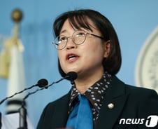 임명장 받자마자 무더기 심사…추혜선 취업심사는 이렇게 끝났다