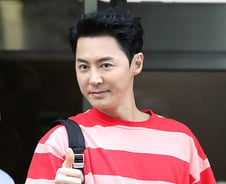 [단독] 신화 전진, 승무원 예비신부와 결혼식 연기…코로나19 재확산 여파