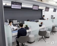 "점포 폐쇄도 맘대로 못하나" 은행들 '멘붕'