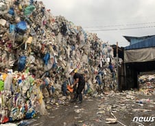 [르포]아파트 2층 높이 재활용 쓰레기 산…선별근로자들 야간까지