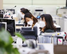 은행 점포 줄이면 '그 많은 은행원은' 다 어디로 갈까