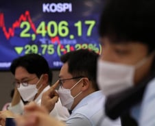 코스피 2400선 턱걸이…뿔난 개미들, LG화학 1500억 던졌다