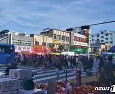 [르포] 추석 앞둔 평일 대전 중앙시장 사람들로 북적