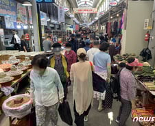 [르포]"모처럼 시끌벅적"…추석 앞둔 광주 말바우시장 손님 북적