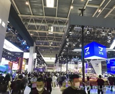 [르포] 코로나 잊은 베이징모터쇼…'턱스크' 쓰고 시승 대기