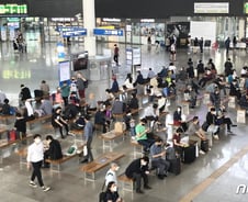 [르포]이른 귀성길 오른 시민들…부산역·사상터미널 아직까지 '한산'