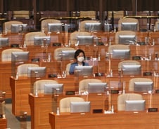 조국에서 한발도 못나간 21대 국회…"촛불 위배·코로나 위기는?"