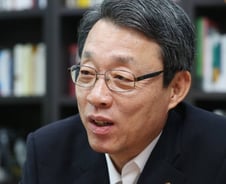 한국 정치의 '기능부전'…"보수는 여전히 7·4·7 발상으로 본다"