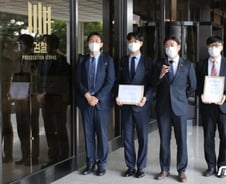 [단독]'故 김홍영 검사 폭행' 전직 부장검사 검찰 소환조사…"유족에게 사과"