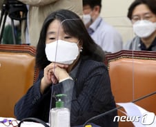 [단독] 윤미향 "사건기록 방대해 첫 재판 미뤄달라"…11월로 연기