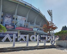 [르포]프로야구 '직관' 하루 앞…'상권활기 환영' vs '집단감염 우려' 