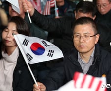 '보수 재건' 바란다고?… '색깔론'부터 버려라