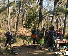 [르포]단풍시작 '부산' 등산로 '북적'…방역수칙 '실종' 곳곳 목격