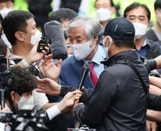 "전광훈에 휘둘리는 꼰대정당"…길 잃은 보수, 어디로 가야하나