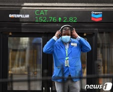 [뉴욕마감]다우 2.3% 급락…美 코로나 팬데믹 2단계 진입