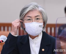 '패싱' 논란에 흔들리는 강경화…野 중진도 "지쳐 보여"