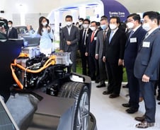 정세균도 놀란 수소전지…정치인들도 '그린뉴딜' 매력에 빠졌다