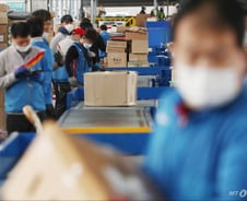 "일 줄이고 덜 벌면 되잖아" 택배기사 과로사에 쏟아진 말[팩트체크]